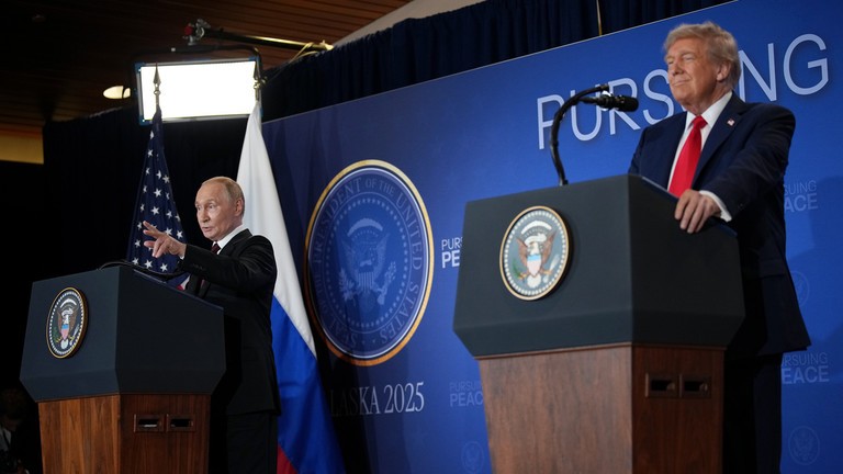Tổng thống Nga Vladimir Putin và Tổng thống Mỹ Donald Trump tổ chức họp báo tại Căn cứ chung Elmendorf-Richardson vào ngày 15/8. Ảnh: Getty. Tổng thống Putin Có thể đạt được sự đồng thuận về an ninh Ukraine.jpg