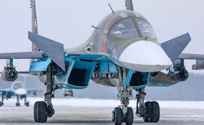 Su-34 được thiết kế để hỗ trợ không chiến tầm gần bằng các ống phóng tên lửa. Ảnh: MW. Tiêm kích Su-34 Xương sống mới của không quân Nga, vượt xa cả Su-35 và Su-27 5.jpg