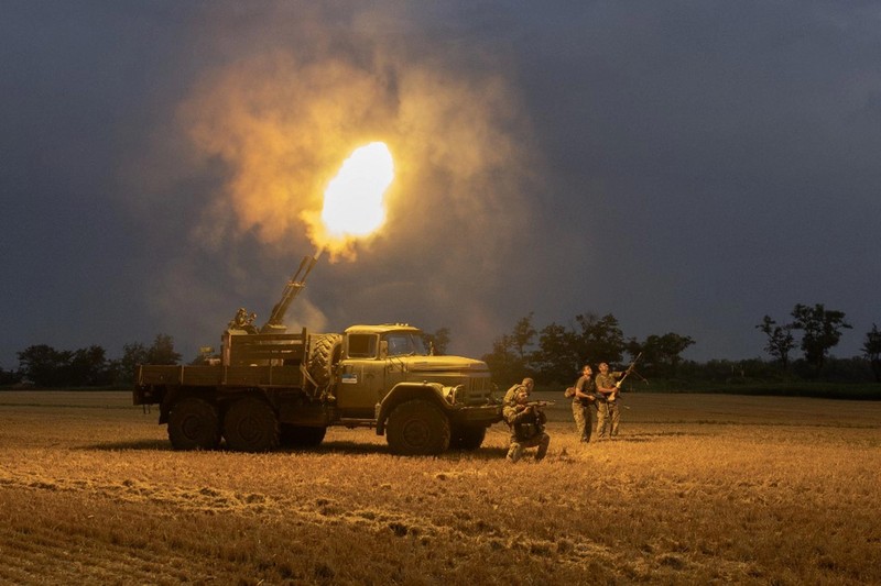 Một hệ thống pháo khai hỏa vào ban đêm tại khu vực chiến tuyến ở Ukraine. Ảnh: Reuters.