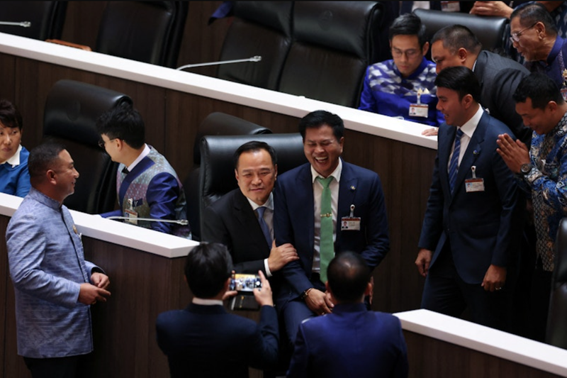 Ông Anutin chụp ảnh lưu niệm ăn mừng ngay tại hội trường sau cuộc bỏ phiếu. Ảnh: Reuters. Ông Anutin Charnvirakul Hành trình từ tài phiệt xây dựng đến Thủ tướng Thái Lan 2.png