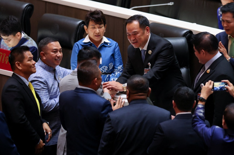 Ông Anutin bắt tay ăn mừng chiến thắng hôm 5/9. Ảnh: Reuters. Ông Anutin Charnvirakul Hành trình từ tài phiệt xây dựng đến Thủ tướng Thái Lan 3.png