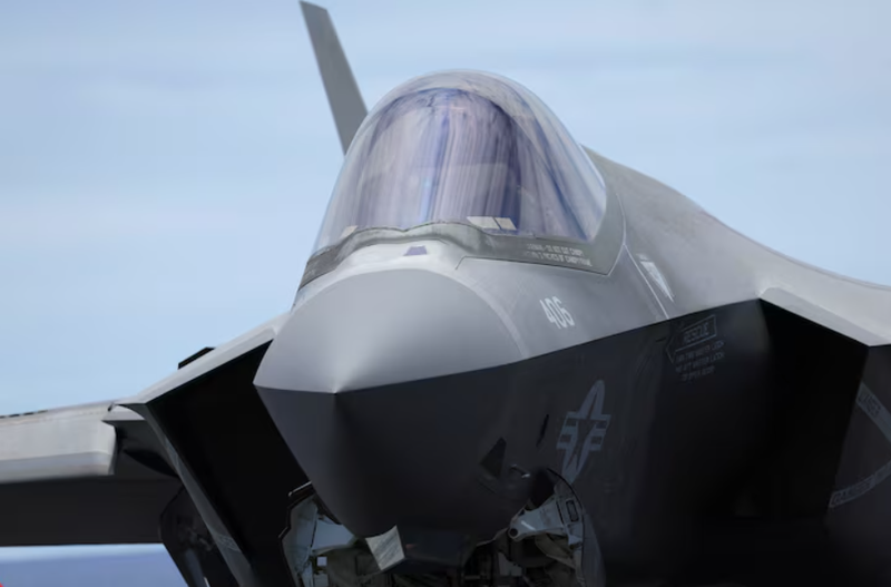 Một máy bay phản lực F-35 chuẩn bị cất cánh từ tàu sân bay USS Carl Vinson trong cuộc tập trận quân sự Vành đai Thái Bình Dương (RIMPAC) cách Hawaii khoảng 100 dặm về phía nam ngày 19/7/2024. Ảnh: Reuters. F-35 Mỹ tràn xuống Caribe Ông Trump cân nhắc tấn công vào lãnh thổ Venezuela.png