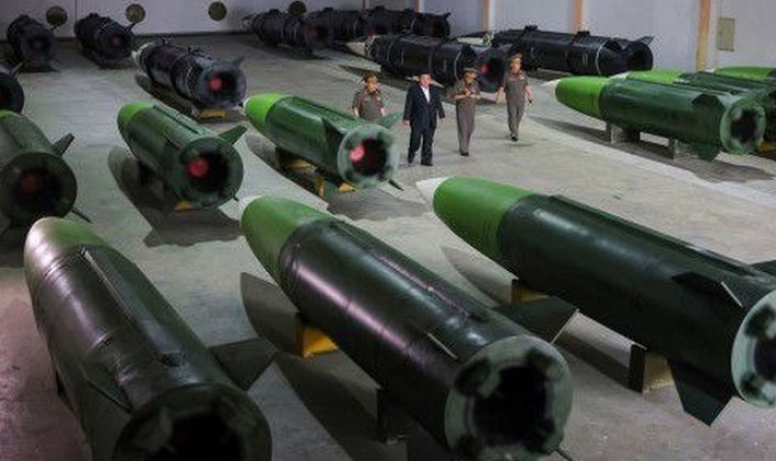 Tên lửa KN-24 bên trong nhà máy mới. Ảnh: MW. Triều Tiên công bố siêu nhà máy tên lửa KN-24, Nga hưởng lợi thế trên chiến trường Ukraine 2.jpg