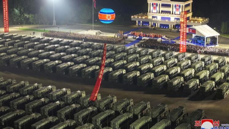 Bệ phóng KN-24 tại một buổi lễ bàn giao. Ảnh: KCNA. Triều Tiên công bố siêu nhà máy tên lửa KN-24, Nga hưởng lợi thế trên chiến trường Ukraine 3.jpg