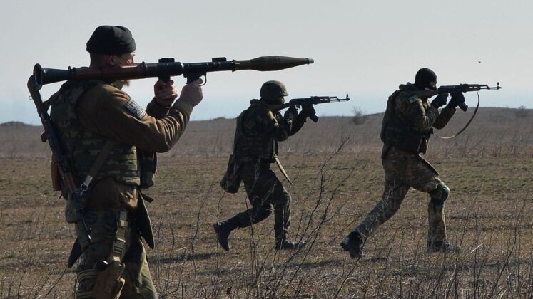 Quân nhân Ukraine ở tiền tuyến. Ảnh: MW. Ukraine kiệt quệ binh lực Phòng tuyến trước quân đội Nga có nguy cơ sụp đổ 2.jpg