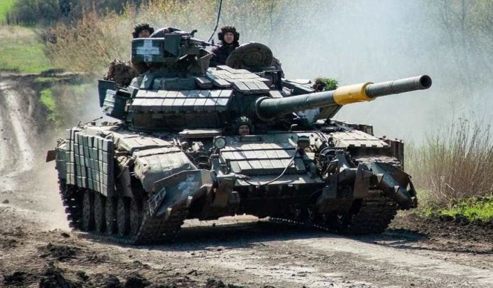 Xe tăng T-64BV của Quân đội Ukraine gần tiền tuyến. Ảnh: MW. Ukraine kiệt quệ binh lực Phòng tuyến trước quân đội Nga có nguy cơ sụp đổ 4.jpg