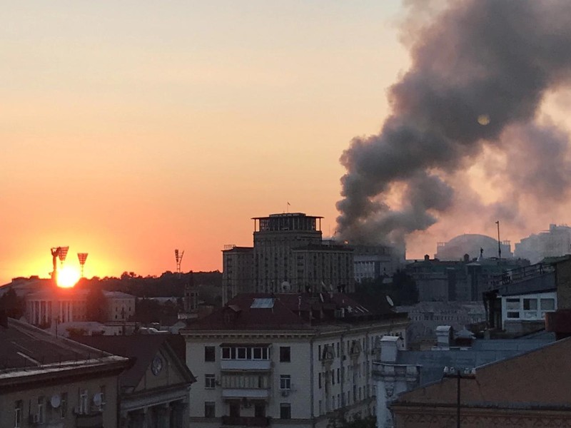 Khói đen bốc lên từ khu vực tòa nhà chính phủ ở Kiev. Ảnh: Kyiv Post. Nga phóng hơn 800 UAV khiến Kiev rung chuyển, tòa nhà chính phủ cháy lớn 2.jpg