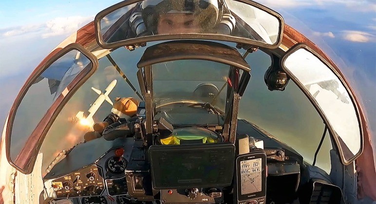 MiG-29 của Ukraine bắn tên lửa chống bức xạ AGM-88 HARM do Mỹ cung cấp. Ảnh: MW. Nhận MiG-29 từ Azerbaijan, phi đội chiến đấu cơ của Ukraine được tăng cường ra sao 3.jpg
