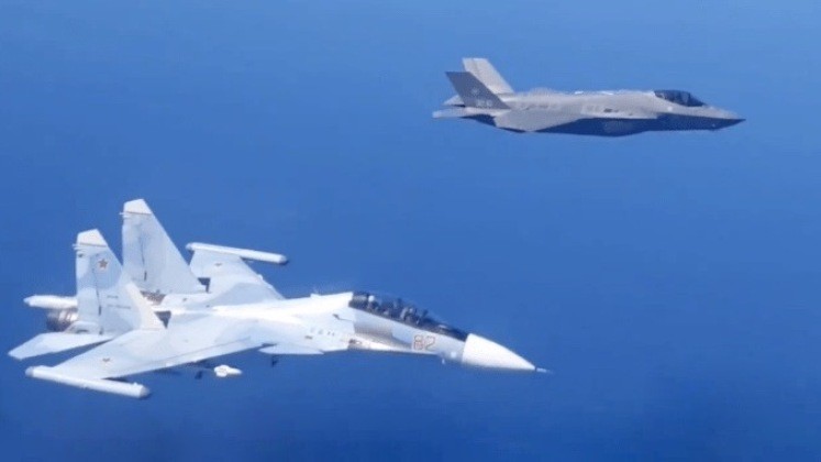 F-35 của Mỹ và Su-30SM2 của Nga. Ảnh: MW. Su-30MK2 của Venezuela đọ sức F-35A của Mỹ Chiến đấu cơ nào sẽ kiểm soát bầu trời 4.jpeg