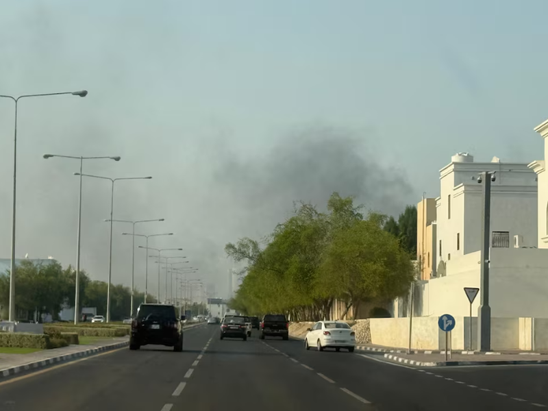 Khói bốc lên sau nhiều vụ nổ được nghe thấy ở Doha, Qatar, ngày 9/9. Ảnh: Reuters. Israel không kích Hamas tại Qatar Trung Đông đứng trước bão lửa 2.png