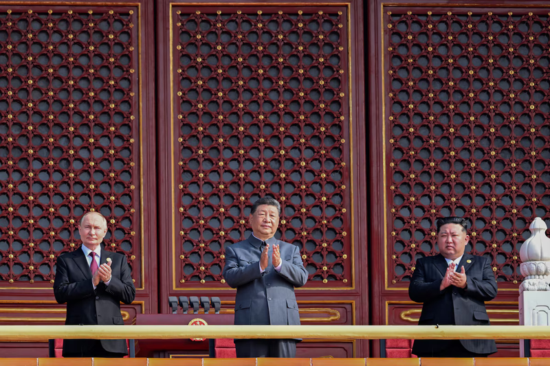 Tổng thống Nga Vladimir Putin, Chủ tịch Trung Quốc Tập Cận Bình và Chủ tịch Triều Tiên Kim Jong-un trong cuộc duyệt binh ở Bắc Kinh hôm 3/9. Ảnh: Xinhua. Ông Putin và ông Tập bàn về khả năng sống tới 150 tuổi Giới chuyên gia nói gì.png