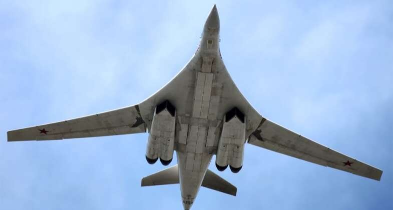 Máy bay ném bom chiến lược Tu-160 của Nga. Ảnh: MW.