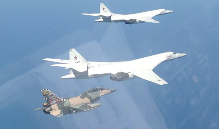 Máy bay ném bom Tu-160 của Nga cùng máy bay F-16 của Venezuela. Ảnh: MW. Venezuela bị vây hãm Liệu Nga có điều Thiên nga trắng Tu-160 tới bảo vệ 2.png