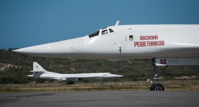 Máy bay ném bom Tu-160 của Lực lượng Không quân Vũ trụ Nga tại Venezuela vào tháng 12/2018. Ảnh: MW. Venezuela bị vây hãm Liệu Nga có điều Thiên nga trắng Tu-160 tới bảo vệ 3.jpg