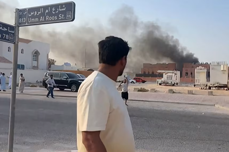 Một người đàn ông nhìn vào đám khói bốc lên sau vụ nổ ở thủ đô Doha của Qatar vào ngày 9/9. Ảnh: AFP.
