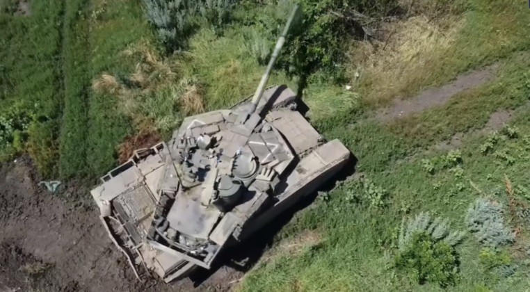 Xe tăng T-90M của Quân đội Nga tại chiến trường Ukraine. Ảnh: MW. Nga bổ sung Quái thú thép vào lực lượng tiền tuyến T-90M có sức mạnh ra sao 2.jpeg