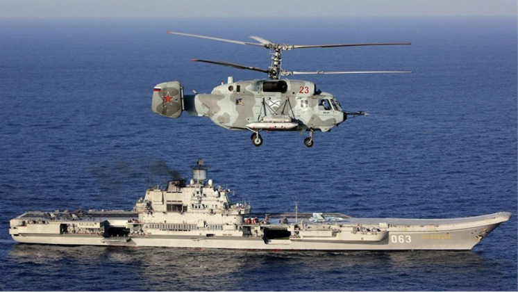 Tàu sân bay Đô đốc Kuznetsov của Nga và trực thăng Ka-31. Ảnh: MW. Nga có thể kiếm được hàng tỷ USD bằng cách giữ lại tàu sân bay Đô đốc Kuznetsov, thay vì loại biên 2.png