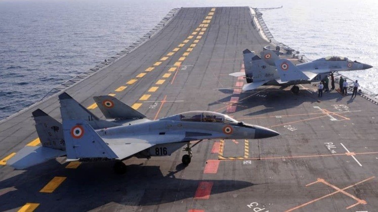 Máy bay chiến đấu MiG-29K của Hải quân Ấn Độ trên tàu sân bay INS Vikramaditya. Ảnh: MW. Nga có thể kiếm được hàng tỷ USD bằng cách giữ lại tàu sân bay Đô đốc Kuznetsov, thay vì loại biên 3.jpeg