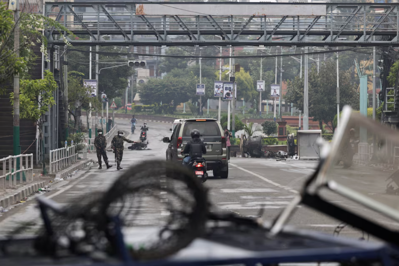 Binh sĩ Nepal kiểm tra người đi làm trong giờ giới nghiêm sau các cuộc biểu tình đẫm máu. Ảnh: Reuters. Tinh hinh Nepal 6.png