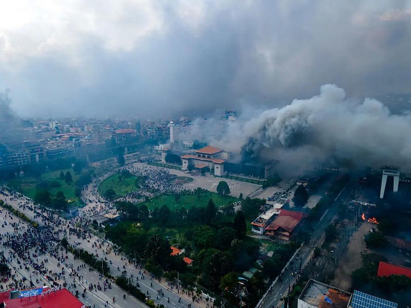 Một cảnh quay trên không cho thấy những người biểu tình đốt lửa khắp thủ đô Kathmandu, bao gồm cả tòa nhà Quốc hội, vào ngày 9/9. Ảnh: Getty.