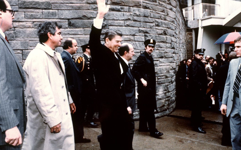 Vào ngày 30/3/1981, 6 phát súng đã được bắn vào Tổng thống Ronald Reagan bên ngoài Khách sạn Hilton ở Washington. Ảnh: CNN. Lịch sử các vụ ám sát có động cơ chính trị ở nước Mỹ 3.png