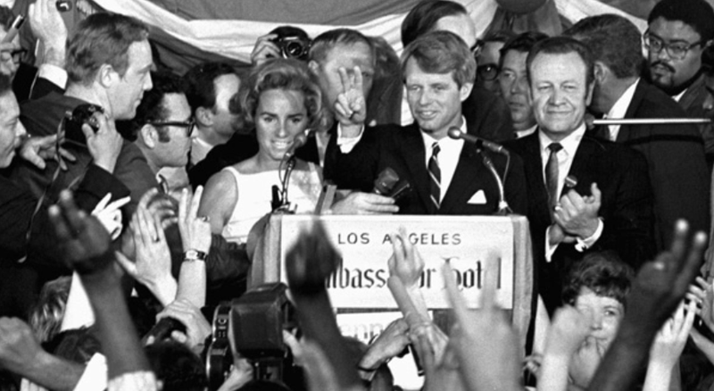 Thượng nghị sĩ Robert F. Kennedy vào ngày 5/6/1968. Ảnh: Politico. Lịch sử các vụ ám sát có động cơ chính trị ở nước Mỹ 4.png