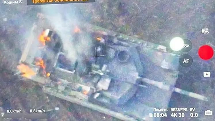 Xe tăng Abrams của Quân đội Ukraine bị phá hủy gần Avdiivka. Ảnh: MW. Ba Lan tiếp nhận lô xe tăng Abrams cải tiến mới Ukraine hưởng lợi như thế nào 2.jpg