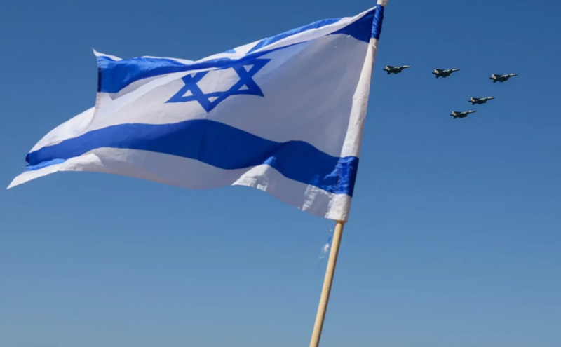 Máy bay chiến đấu F-15 Eagle của Không quân Israel bay trên bãi biển trong một buổi trình diễn hàng không ở Tel Aviv vào ngày 26/4/2023, để kỷ niệm 75 năm thành lập Nhà nước Israel. Ảnh: AFP. Đức chi 1 tỷ USD mua UAV Heron Đâu là 5 nước nhập khẩu vũ khí hàng đầu của Israel 2.png