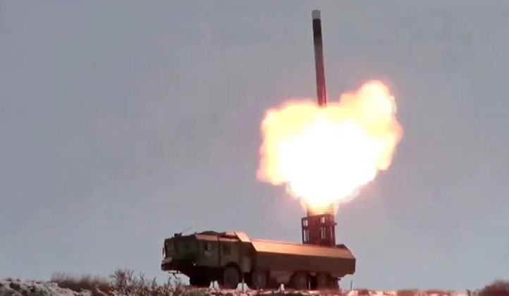 Hệ thống Bastion phóng tên lửa hành trình chống hạm P-800. Ảnh: MW. Quái vật dưới biển Nga phóng tên lửa Kalibr giữa Bắc Cực, khiến phương Tây lo ngại 3.jpg