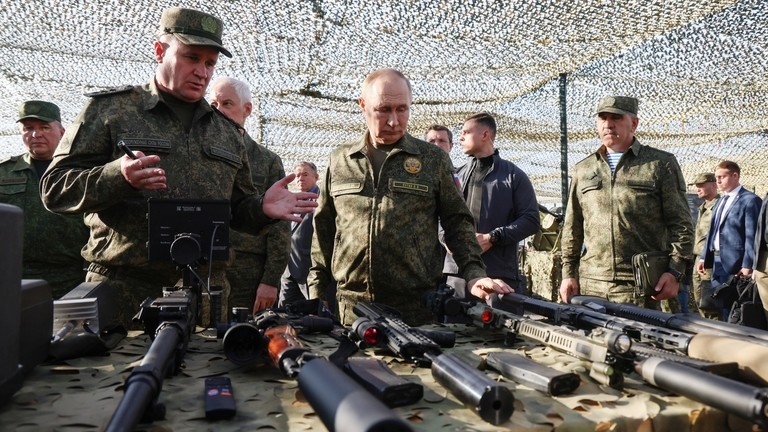 Tổng thống Nga Vladimir Putin kiểm tra vũ khí trong một chuyến thăm lực lượng vũ trang. Ảnh: Sputnik.