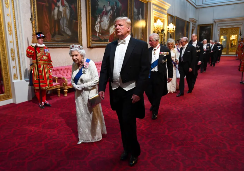 Nữ hoàng Elizabeth II cùng Tổng thống Donald Trump tại tiệc chiêu đãi cấp nhà nước ở Cung điện Buckingham trong chuyến thăm London của Tổng thống năm 2019. Ảnh: AFP. Xa hoa chưa từng có Ông Trump được Hoàng gia Anh đón tiếp bằng nghi lễ hiếm hoi 3.png