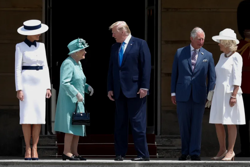 Nữ hoàng Elizabeth II trò chuyện với Tổng thống Trump trong buổi lễ chào đón tại Cung điện Buckingham đánh dấu sự khởi đầu chuyến thăm cấp nhà nước của ông vào năm 2019. Ảnh: AFP. Xa hoa chưa từng có Ông Trump được Hoàng gia Anh đón tiếp bằng nghi lễ hiếm hoi 4.png