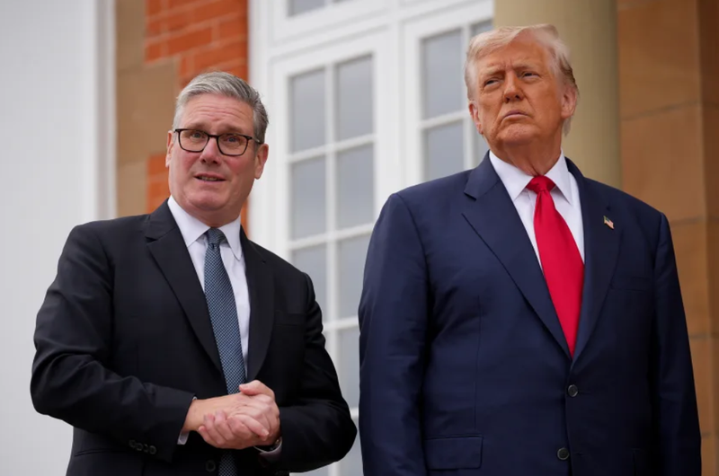 Ông Donald Trump gặp Thủ tướng Anh Keir Starmer tại câu lạc bộ golf Trump Turnberry trong chuyến thăm ngắn của Tổng thống Mỹ tới Scotland trong năm nay. Ảnh: Getty. Xa hoa chưa từng có Ông Trump được Hoàng gia Anh đón tiếp bằng nghi lễ hiếm hoi 6.png