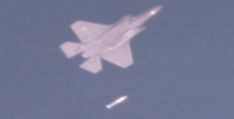 F-35A thả bom hạt nhân B61-12 trong quá trình thử nghiệm. Ảnh: MW. 15 quốc gia có thể tấn công hạt nhân Quốc gia nào có kho vũ khí mạnh nhất 5.png