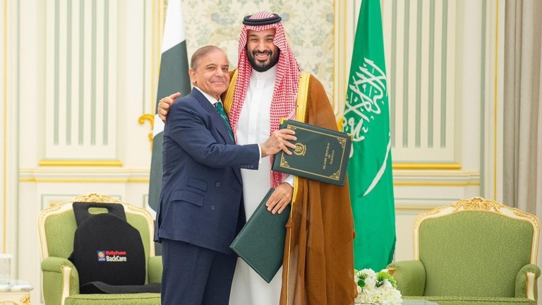 Thái tử Arab Saudi Mohammed bin Salman và Thủ tướng Pakistan Shehbaz Sharif ôm nhau vào ngày họ ký thỏa thuận quốc phòng, tại Riyadh, Saudi Arabia, ngày 17/9. Ảnh: Reuters.