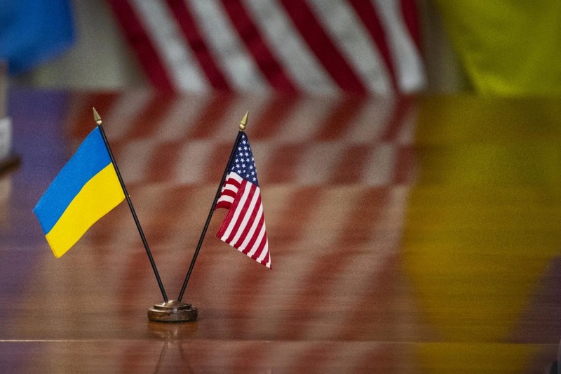 Quốc kỳ của Ukraine và Mỹ được chụp trong cuộc họp giữa Bộ trưởng Quốc phòng Mỹ Lloyd Austin và Bộ trưởng Quốc phòng Ukraine Rustem Umerov tại Lầu Năm Góc ở Washington, DC, vào ngày 6/12/2023. Ảnh: aFP.