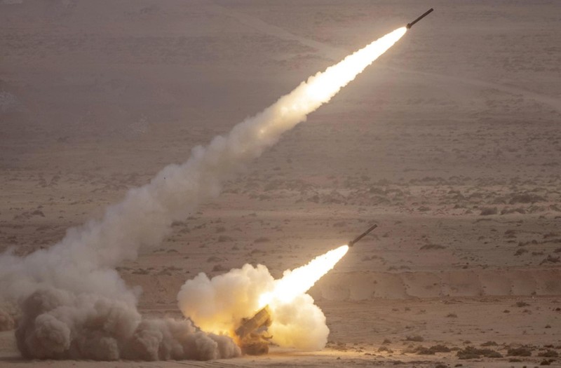 Hệ thống pháo phản lực cơ động cao M142 (HIMARS) của Hoa Kỳ khai hỏa loạt đạn trong cuộc tập trận quân sự thường niên "Sư tử châu Phi" lần thứ hai tại khu vực Tan-Tan ở tây nam Maroc vào ngày 30/6/2022. Ảnh: aFP.