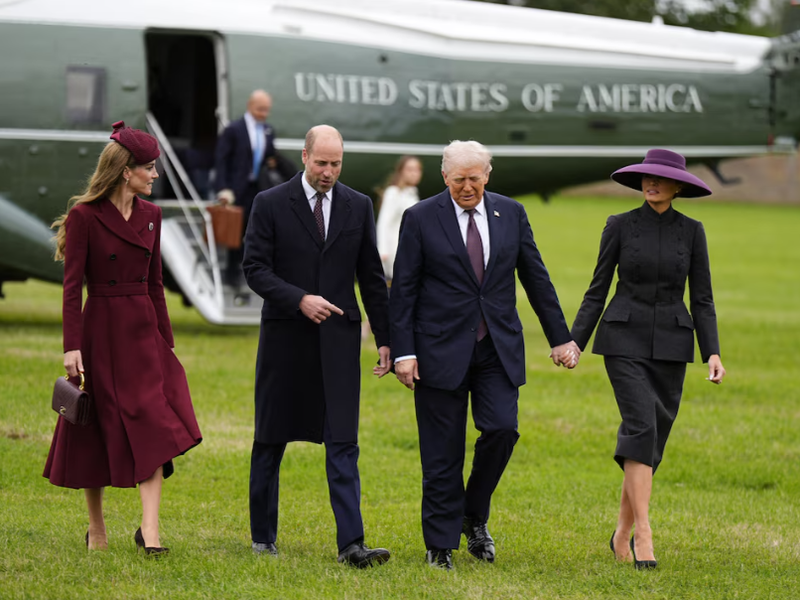 Hoàng tử và Công nương xứ Wales tiếp đón Tổng thống Donald Trump và Đệ nhất phu nhân Melania Trump tại Lâu đài Windsor ở Windsor, Berkshire ngày 17/9. Ảnh: Reuters. Vương quốc Anh chào đón ông Trump bằng nghi lễ hoàng gia trong chuyến thăm cấp nhà nước lịch sử 4.png