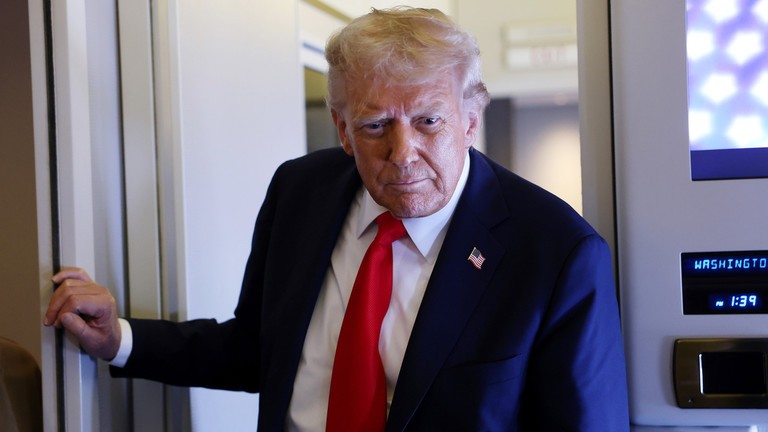 Ông Trump đề xuất thu hồi giấy phép của các mạng truyền hình quan trọng của  Mỹ