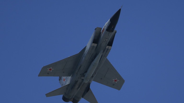 Máy bay chiến đấu MiG-31k của Nga trong cuộc duyệt binh Ngày Chiến thắng tại Quảng trường Đỏ vào ngày 24/6/2020. Ảnh: Getty.