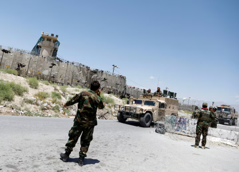 Binh lính Afghanistan đứng gác tại một trạm kiểm soát bên ngoài căn cứ không quân Bagram của Mỹ, vào ngày những binh lính Mỹ cuối cùng rời khỏi đây, ngày 2/7/2021. Ảnh: Reuters.