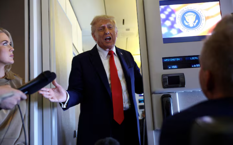 Tổng thống Mỹ Donald Trump phát biểu với các phóng viên trên chuyên cơ Không lực Một khi trở về từ chuyến thăm cấp nhà nước tới Anh, ngày 18/9. Ảnh: Reuters.