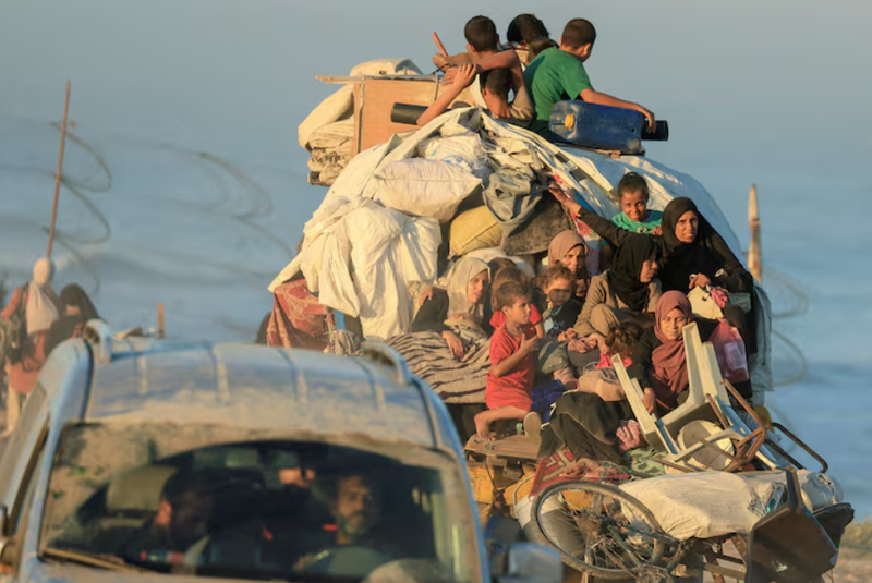 Người dân Palestine di tản, chạy trốn khỏi miền Bắc Gaza do một chiến dịch quân sự của Israel, ngày 20/9. Ảnh: Reuters.