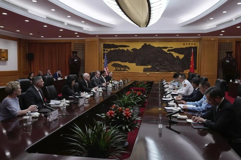 Bộ trưởng Quốc phòng Trung Quốc Đổng Quân gặp gỡ các thành viên Quốc hội Mỹ trong hôm đầu tuần. Ảnh: EPA