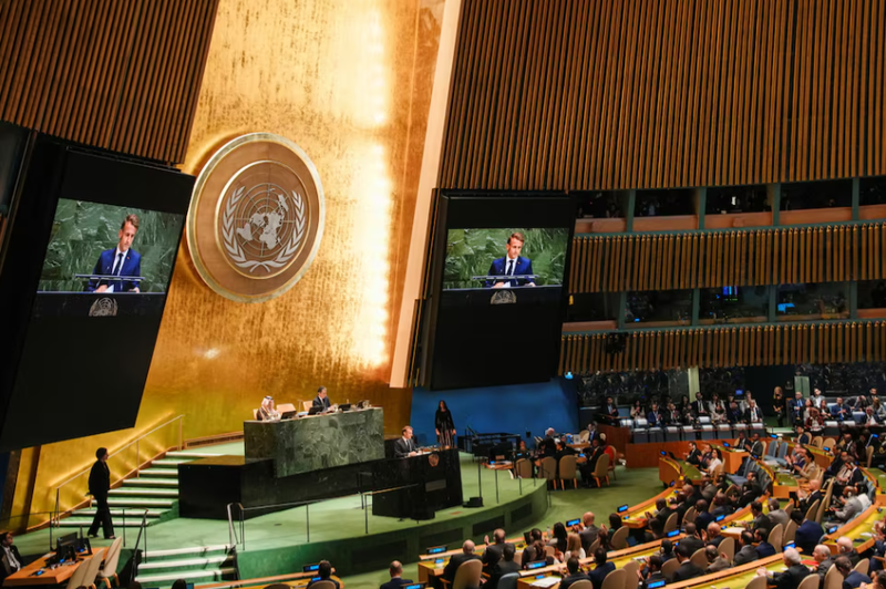 Tổng thống Pháp Emmanuel Macron phát biểu trước các đại biểu trong cuộc họp cấp cao của các nguyên thủ quốc gia về giải pháp hai nhà nước giữa Israel và Palestine tại trụ sở Liên hợp quốc ở thành phố New York, Mỹ ngày 22/9. Ảnh: Reuters.