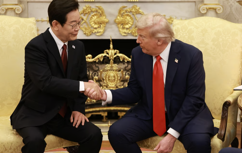 Tổng thống Mỹ Donald Trump và Tổng thống Hàn Quốc Lee Jae-myung gặp nhau tại Nhà Trắng vào tháng trước. Nhà lãnh đạo Triều Tiên Kim Jong-un đã bác bỏ đề xuất phi hạt nhân hóa của ông Lee. Ảnh: EPA. Quan hệ Trump–Kim Từ kỷ niệm đẹp đến cơ hội tái khởi động đàm phán hạt nhân 3.png