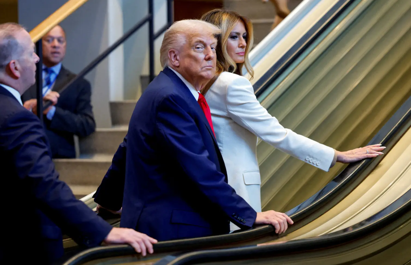 Một đoạn video ghi lại sự cố thang cuốn cho thấy bà Melania giật mình về phía trước khi thang cuốn đột ngột dừng lại. Ảnh: Reuters.