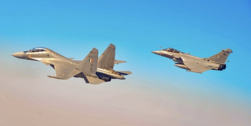Máy bay chiến đấu hạng nặng Su-30MKI (phía trước) và máy bay chiến đấu hạng nhẹ Rafale của Không quân Ấn Độ. Ảnh: MW. Không quân Ấn Độ chuẩn bị lột xác với 140 chiến đấu cơ tàng hình Su-57 Nga 2.jpeg