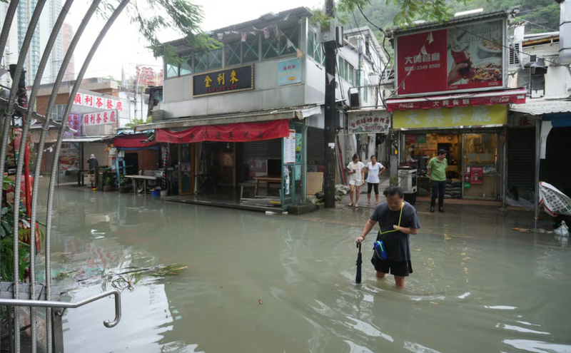 Siêu bão Ragasa đã khiến thành phố Hong Kong tê liệt trong hai hôm 23 và 24/9. Ảnh: SCMP. Siêu bão Ragasa thổi bay hàng tỷ đô la Hong Kong – Chuyên gia cảnh báo về bình thường mới 2.png