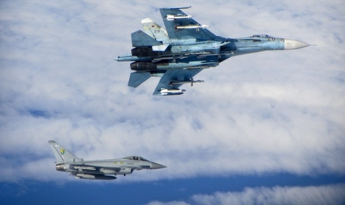 Su-27 chạm trán máy bay chiến đấu Eurofighter của Không quân Hoàng gia Anh trên Biển Baltic. Ảnh: MW. Su-27 của Nga triển khai tại Kaliningrad Chiến đấu cơ chiếm ưu thế trên không có áp đảo NATO 2.jpg